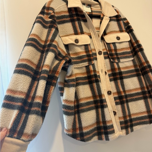 Shacket - Picture 2 of 4